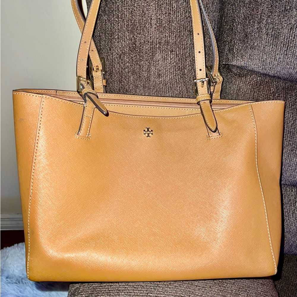 Med size Tory Burch tote excellent condition